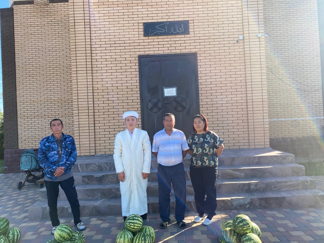 Ол бәрінің көзінше сорды.