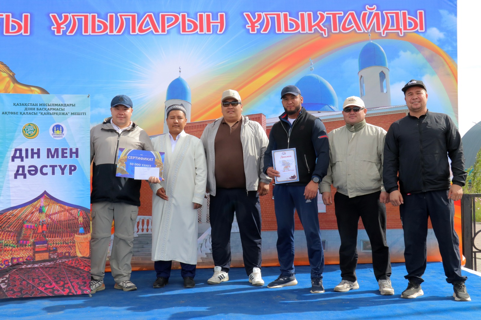 Қожайын құлының бетіне мысығын ысқылайды